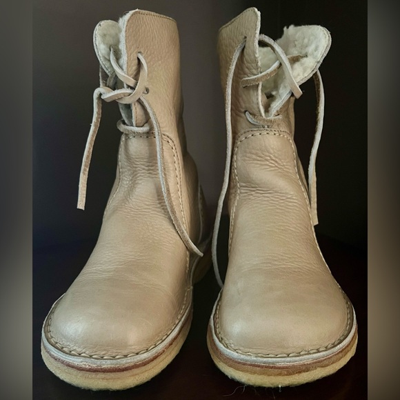 DUCK FEET BOOTS
DISCONTINUED COLOR
SIZE 36 (6)
EXCELLENT CONDITION WORN ONCE - Picture 3 of 7